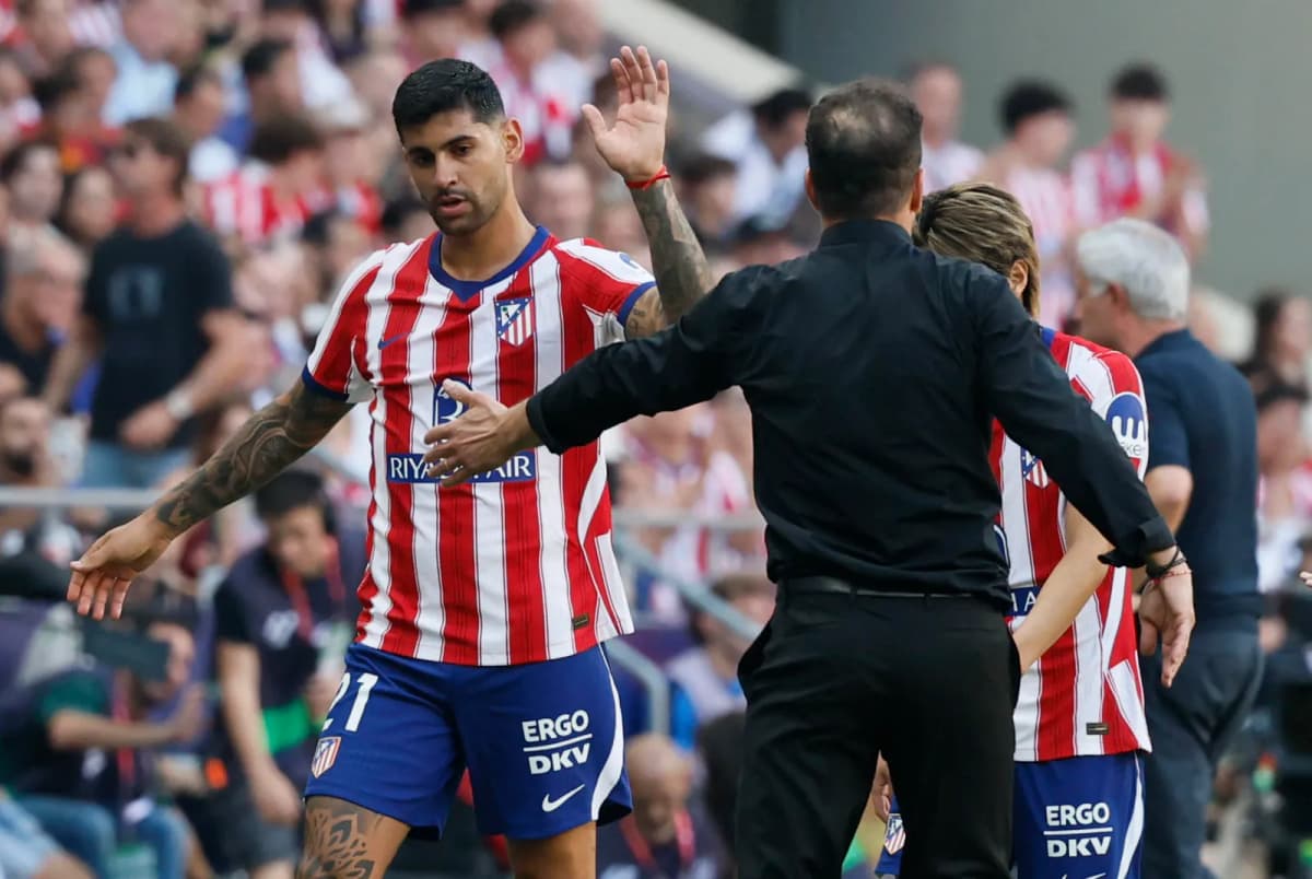 El defensa del Atlético de Madrid Cuti Romero (i) en foto de archivo de Ballesteros . EFE