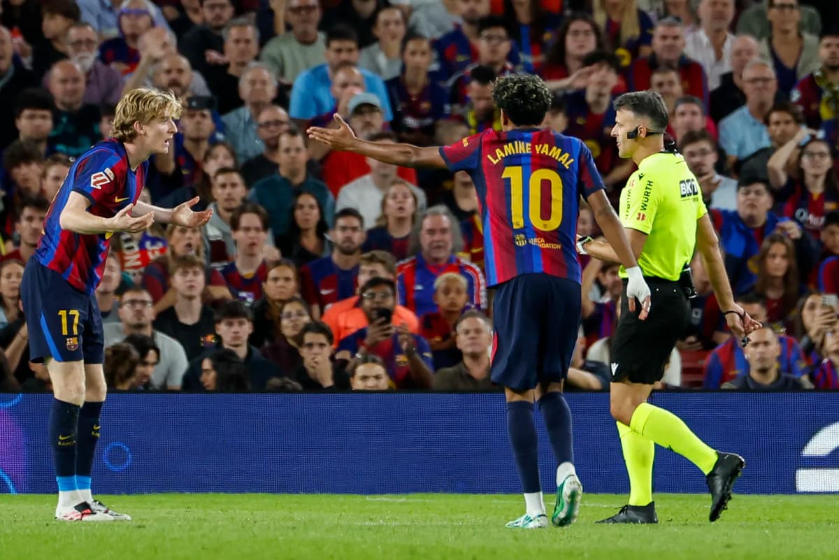 Los futbolista del FC Barcelona Anthony Gordon (i) y Lamine Yamal protestan una decisión de Gil Manzano (d), durante su partido de la jornada 8 de LaLiga EA…