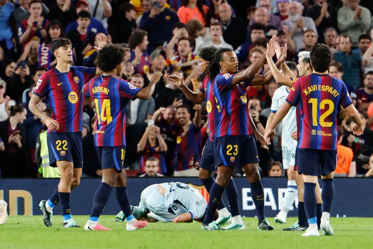 El defensa del Barcelona Jules Koundé (3-d) celebra con sus compañeros tras marcar el 3-0, durante el partido de LaLiga EA Sports que FC Barcelona y Getafe CF…