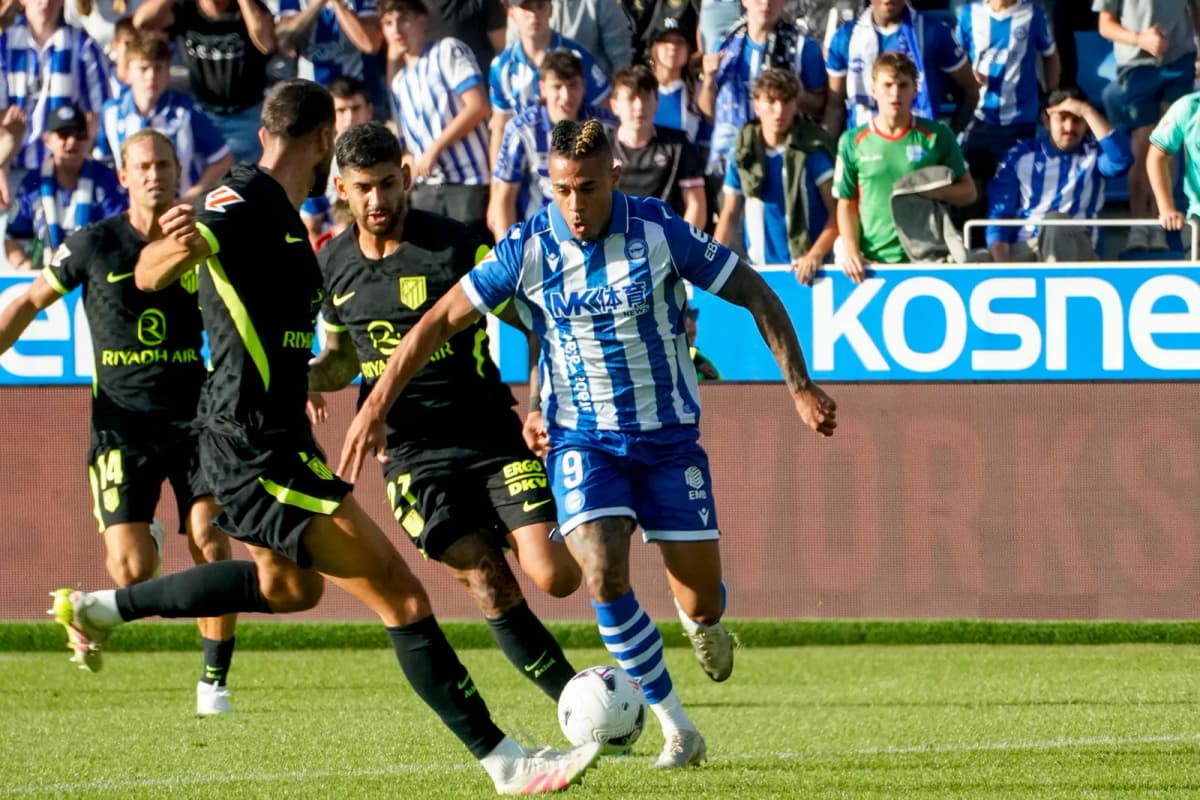 El futbolista del Atlético de Madrid Cristian Romero (2d) lucha por el balón con Mariano (d), del Deportivo Alavés, durante su partido de la jornada 8 de…