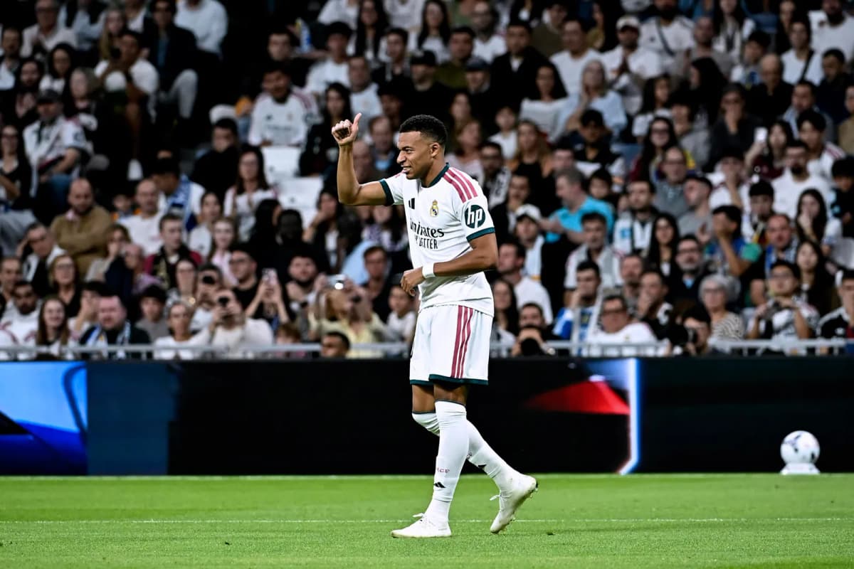 Kylian Mbappé, delantero francés del Real Madrid, disputa el balón ante el Villarreal en el estadio Santiago Bernabéu.