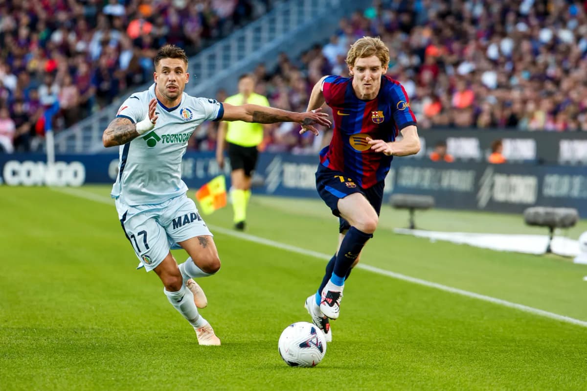 El futbolista inglés del FC Barcelona Anthony Gordon (d) se enfrenta a Kiko Femenía (i), del Getafe CF, durante su partido de la jornada 8 de LaLiga EA Sports…