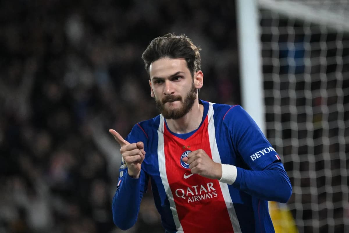 El jugador del PSG Khvicha Kvaratskhelia celebra un gol al Le Mans FC, en Paris, Francia.