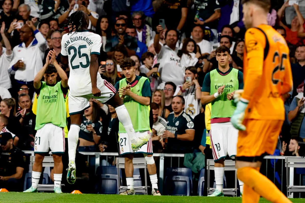 El delantero del Real Madrid Yan Diomande (i) celebra con Kylian Mbappé tras marcar el 1-0, durante el partido de LaLiga de fútbol que Real Madrid y…