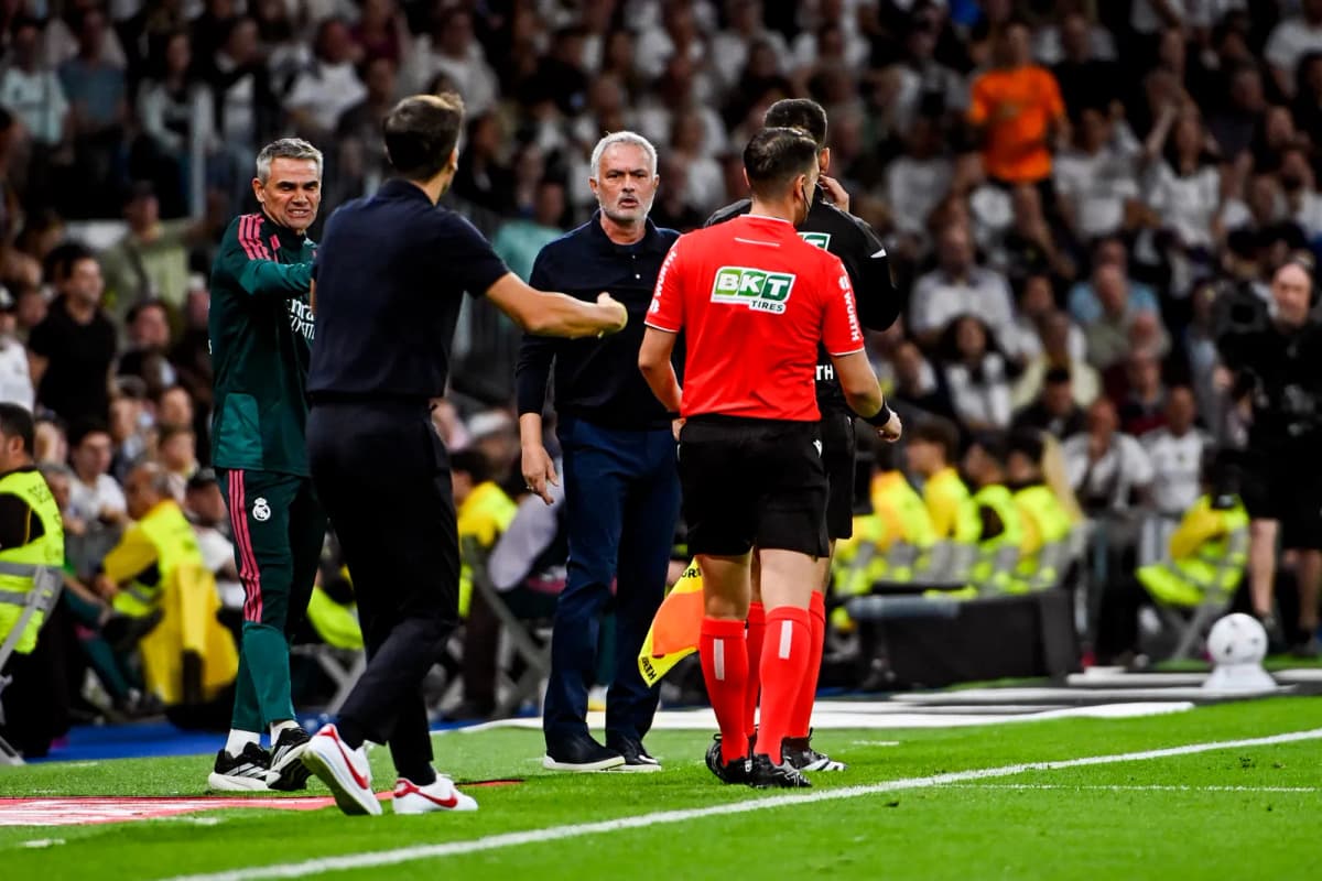 El entrenador del Real Madrid Jose Mourinho (c) reacciona tras anularle un gol a Vinicius Jr. y sacarle la tarjeta roja durante el partido de LaLiga de fútbol…