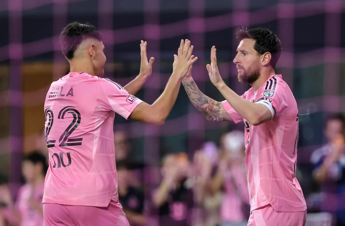 Messi marca un doblete en la goleada 4-0 del Inter Miami ante DC United, con el argentino celebrando junto a sus compañeros en el NU Stadium.