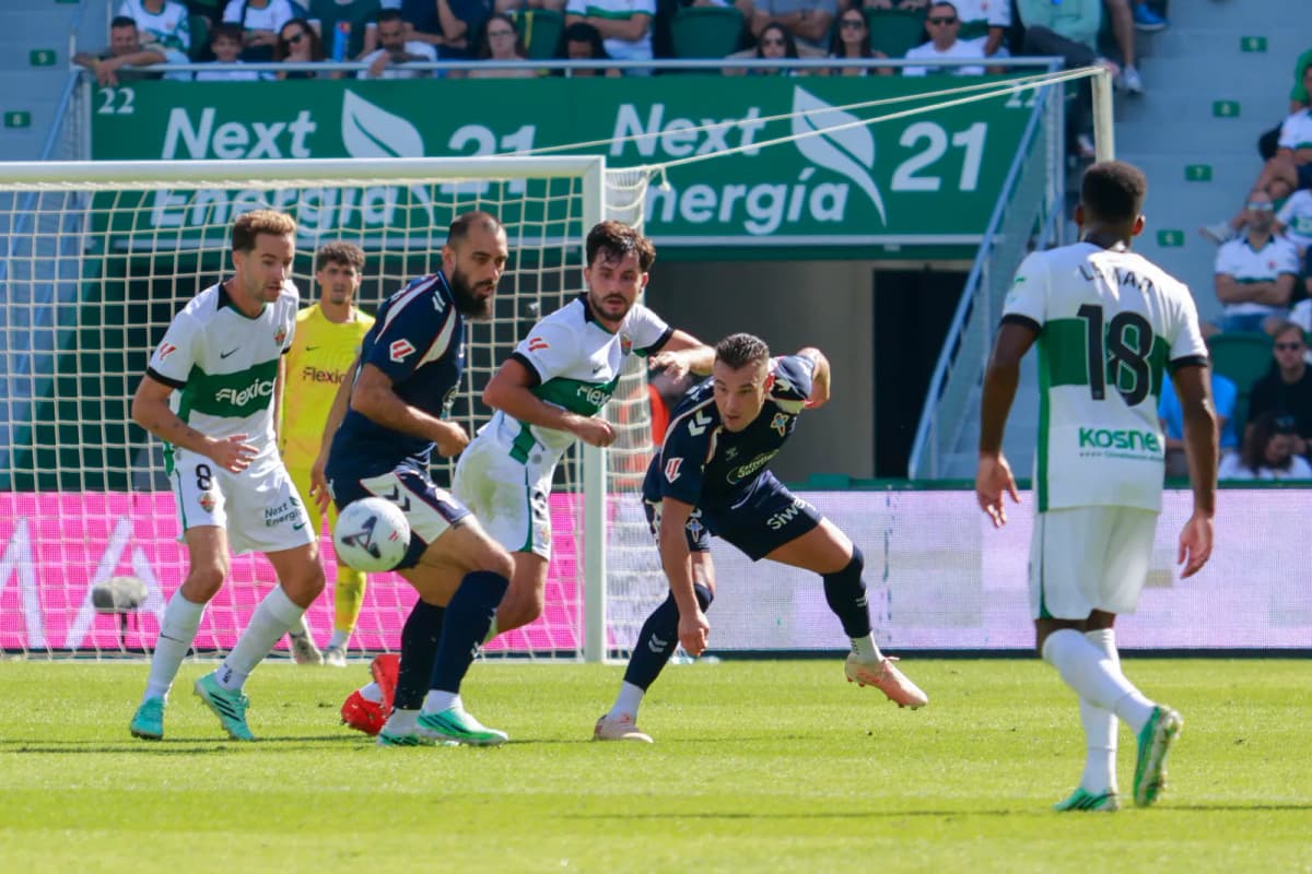 El delantero del Elche Marc Aguado (i) disputa un balón con el delantero del Celta Borja Iglesias (2i) durante el encuentro de LaLiga entre el Elche y el…