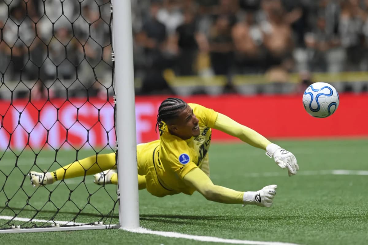 Gabriel Delfim de Atlético Mineiro ataja el balón en un partido de vuelta de cuartos de final de la Copa Sudamericana.