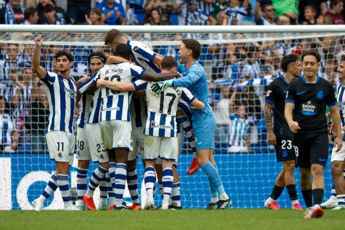 El centrocampista de la Real Sociedad Arsen Zajarián (3i) celebra junto a sus compañeros tras marcar el 2-0 durante el encuentro de LaLiga entre la Real…