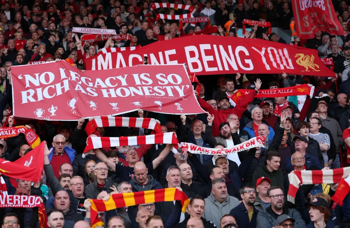 La protesta contra el Manchester City en Anfield incluyó pancartas, disfraces de presos y mensajes de los aficionados del Liverpool por el caso financiero.