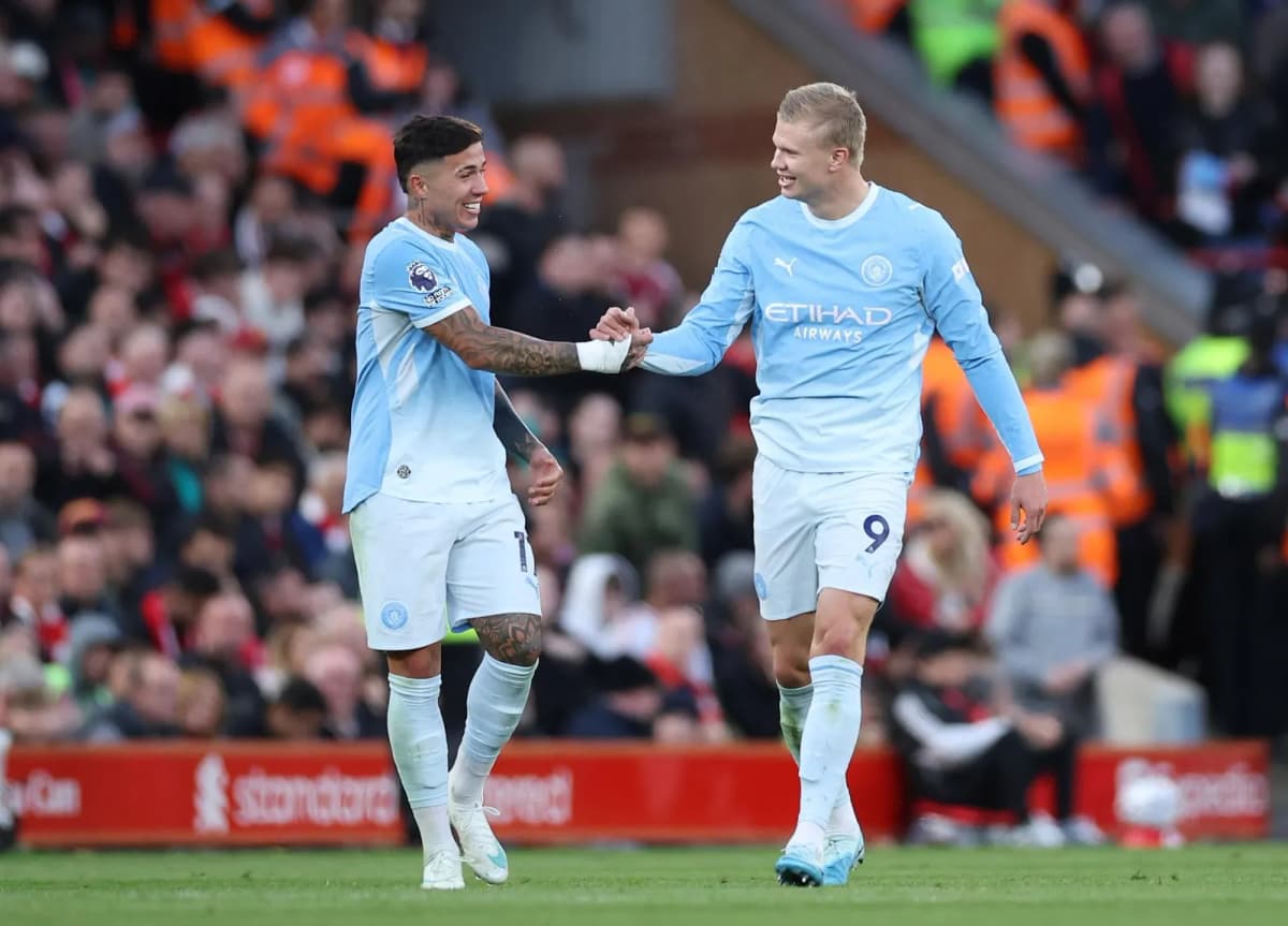 Manchester City líder de la Premier League tras golear al Liverpool en Anfield, con el belga Jeremy Doku como protagonista.
