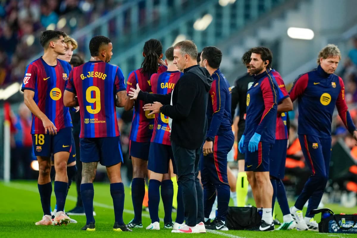 El entrenador del FC Barcelona Hansi Flick (c) conversa con Gabriel Jesús (2i) durante la pausa de hidratación, durante su partido de la jornada 8 de LaLiga…