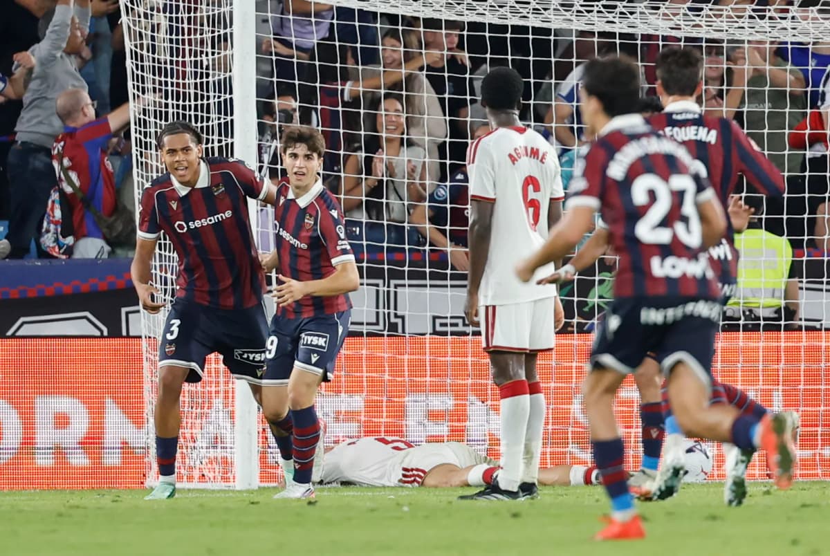 El defensa austríaco Ifeanyi Ndukwe celebra con el Levante su gol decisivo ante el Sevilla en el Ciutat de València.