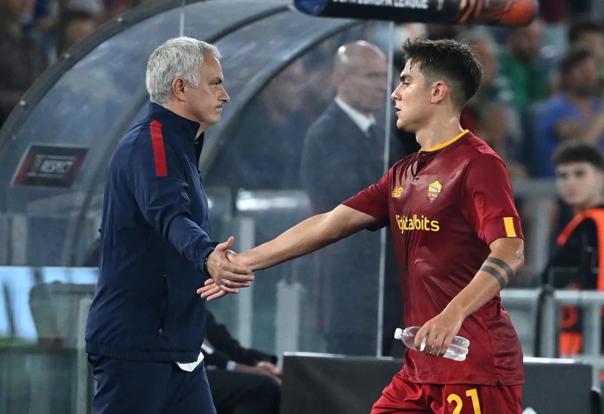 Foto de archivo del 06/10/2022, de Jose Mourinho saludando al argentino Paulo Dybala, durante su etapa como entrenador del Roma.