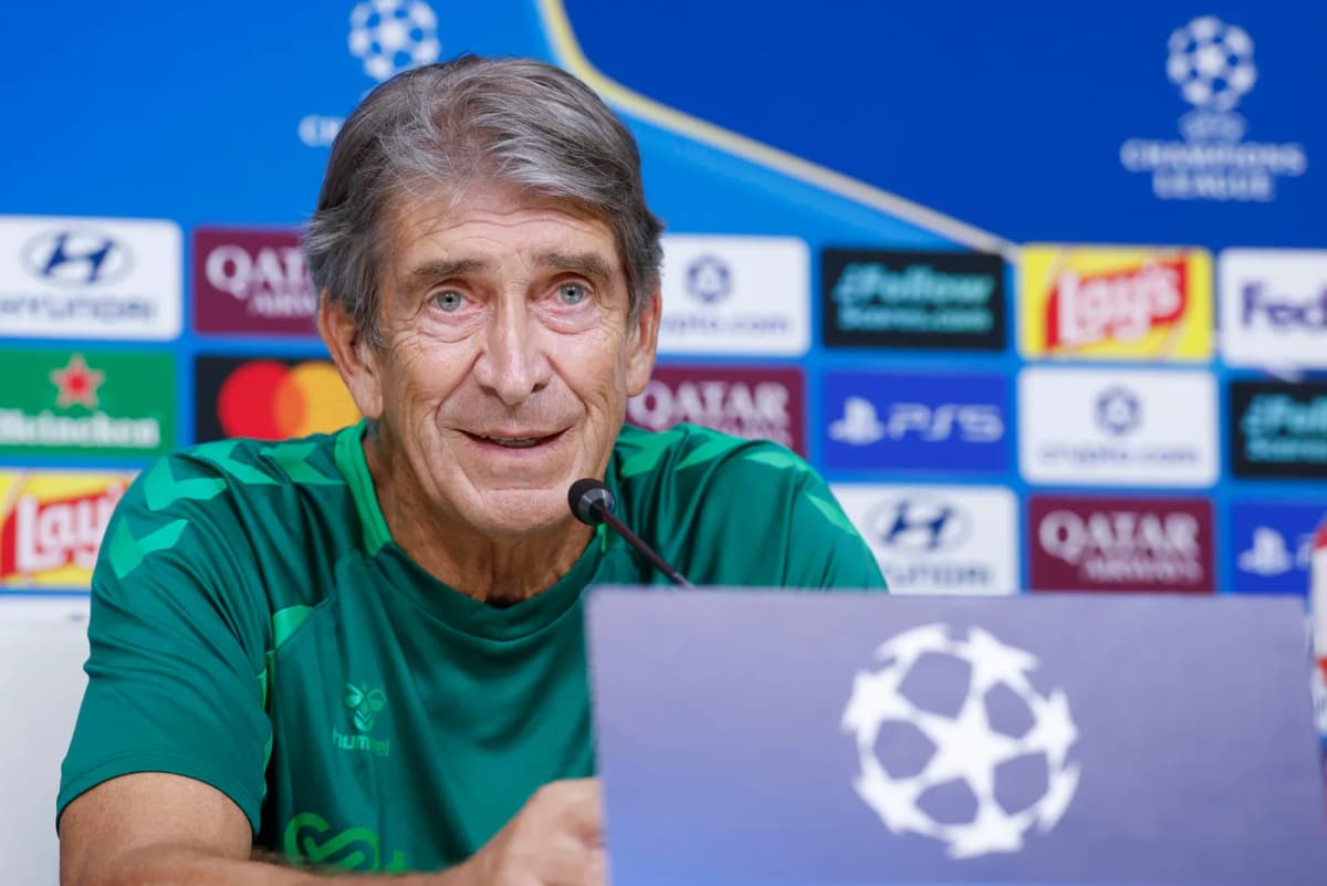 Manuel Pellegrini, entrenador chileno del Betis, comparece ante los medios en Sevilla antes del partido contra el Oporto por la Liga de Campeones.
