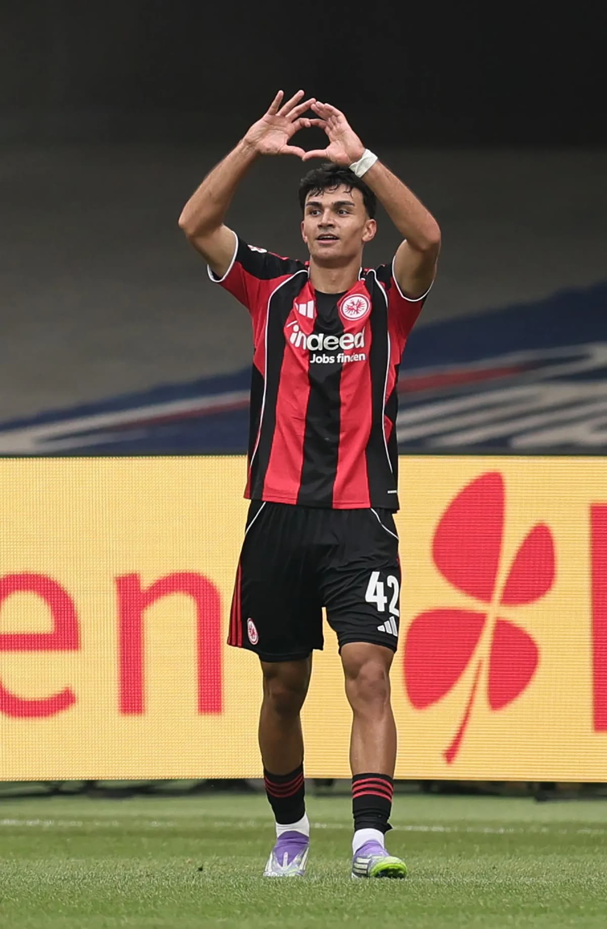 Fotografía de archivo del 23 de agosto de 2025 en la que se observa a Can Uzun, del Frankfurt, al celebrar tras marcar un gol durante el partido de fútbol de…