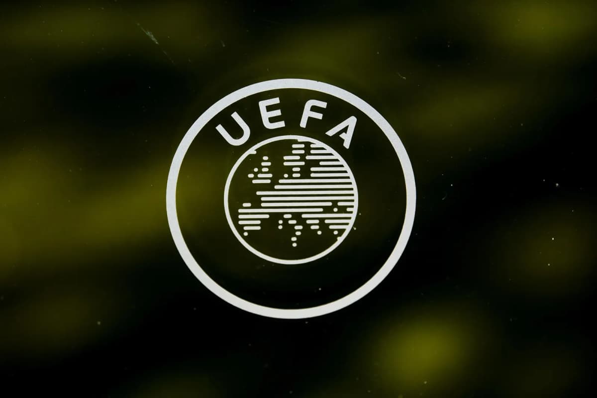 Logo de la UEFA en su sede en Nyon, en una foto de archivo.