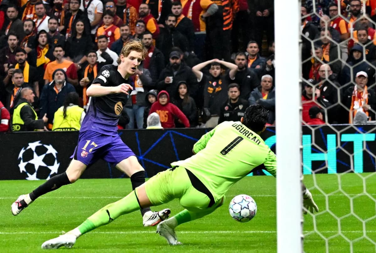 El español Lamine Yamal y Fermín López, jugadores del Barcelona, durante el encuentro de la Liga de Campeones ante el Galatasaray en Estambul.