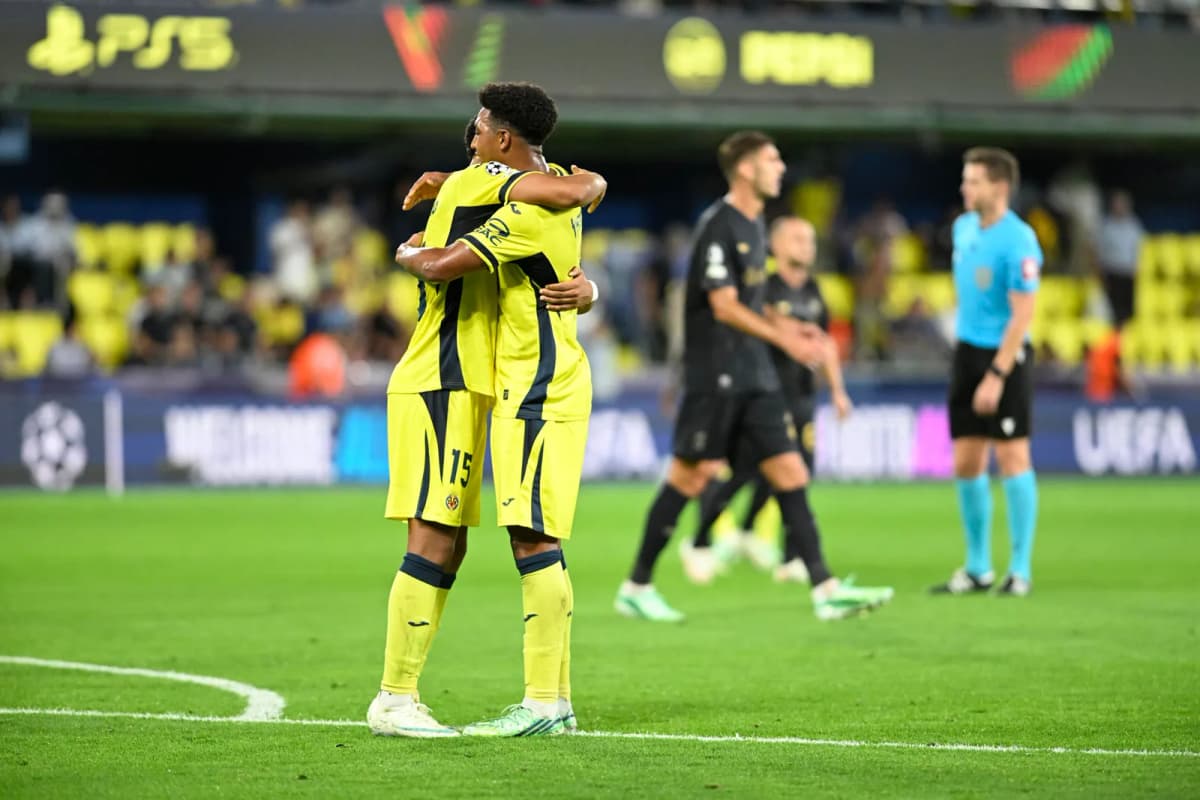 Los jugadores del Villarreal celebran la victoria por 3-1 ante el Nápoles en el Estadio de la Cerámica durante la Liga de Campeones.
