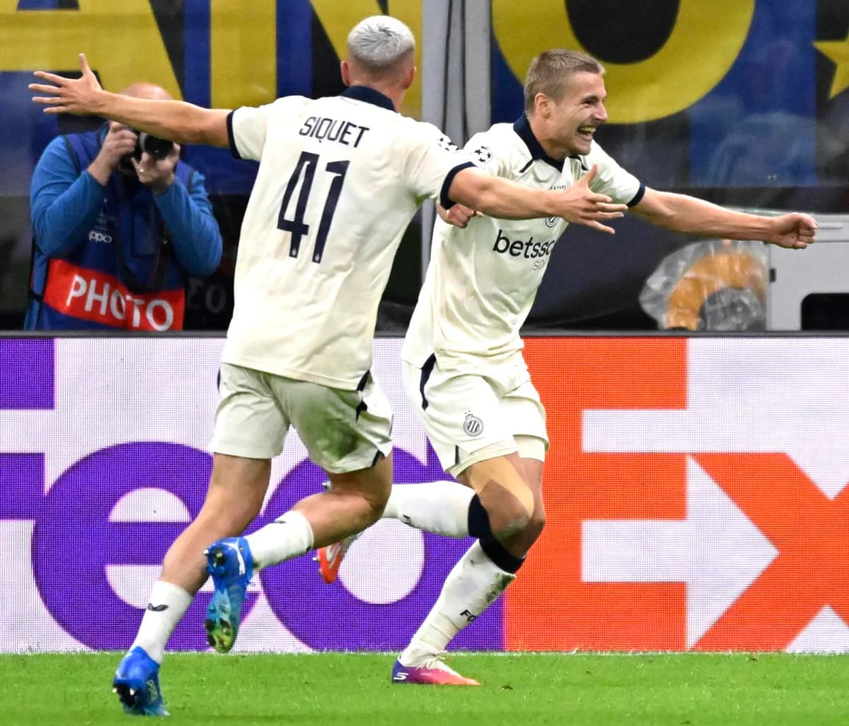 Romeo Vermant, del Brujas, celebra un gol ante el Inter de Milán durante el partido de la Liga de Campeones disputado en Italia.