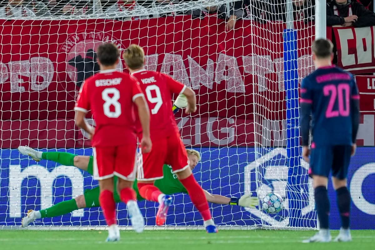 Harry Kane, del Bayern Múnich, remata ante el portero del Viking durante el histórico empate 3-3 en la Liga de Campeones.