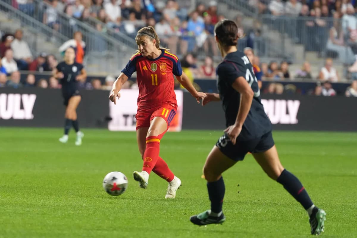 La española Alexia Putellas controla el balón durante el amistoso entre España y Estados Unidos en el Subaru Park.
