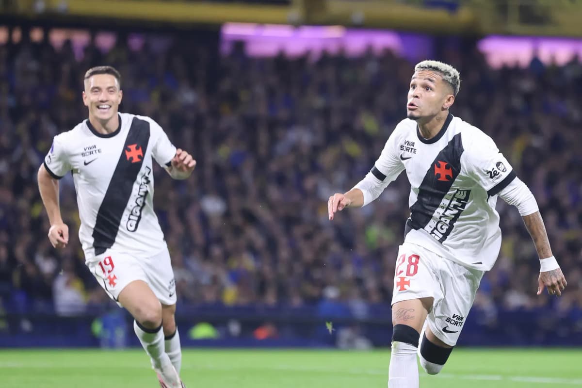 Vasco da Gama vs Boca Juniors: el brasileño Adson celebra el gol que dio la victoria visitante en La Bombonera por la Copa Sudamericana.