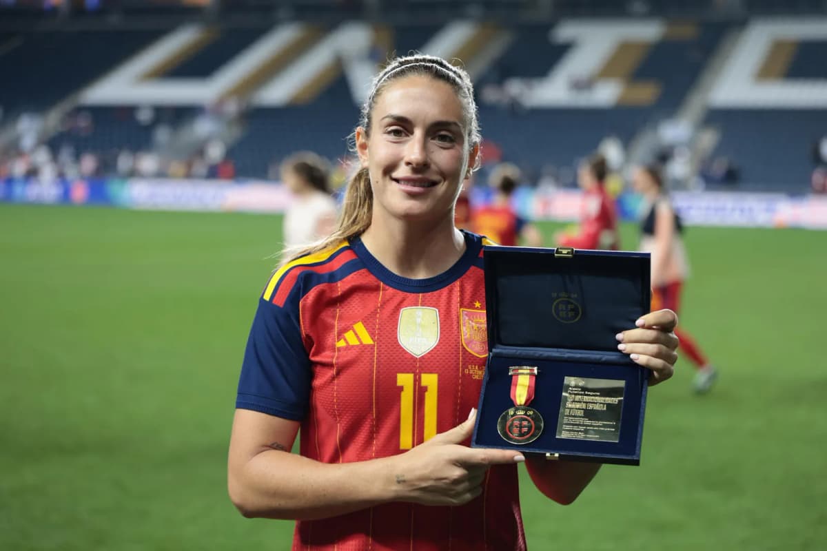 Alexia Putellas, centrocampista española, posa con la medalla conmemorativa de sus 150 partidos con la selección de España.