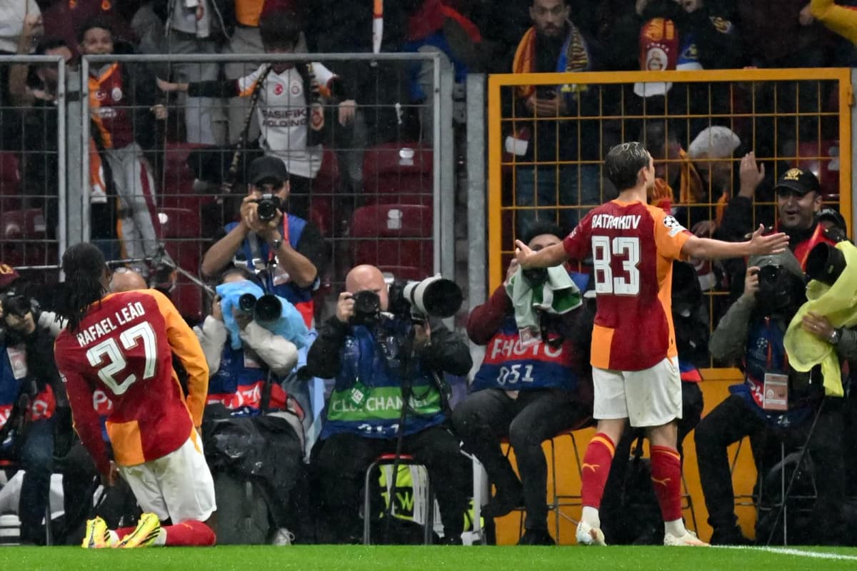 El gol marcado el martes por El centrocampista del Galatasaray, Alexéi Batrakov,(dch), celebra su gol ante el FC Barcelona, durante el partido de Liga de…
