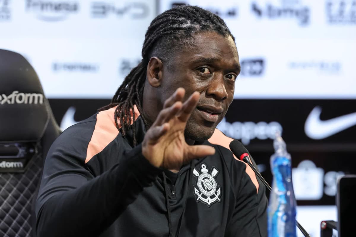 Clarence Seedorf durante su presentación como entrenador del Corinthians, en São Paulo, con el desafío de alejar al equipo de la zona de descenso.