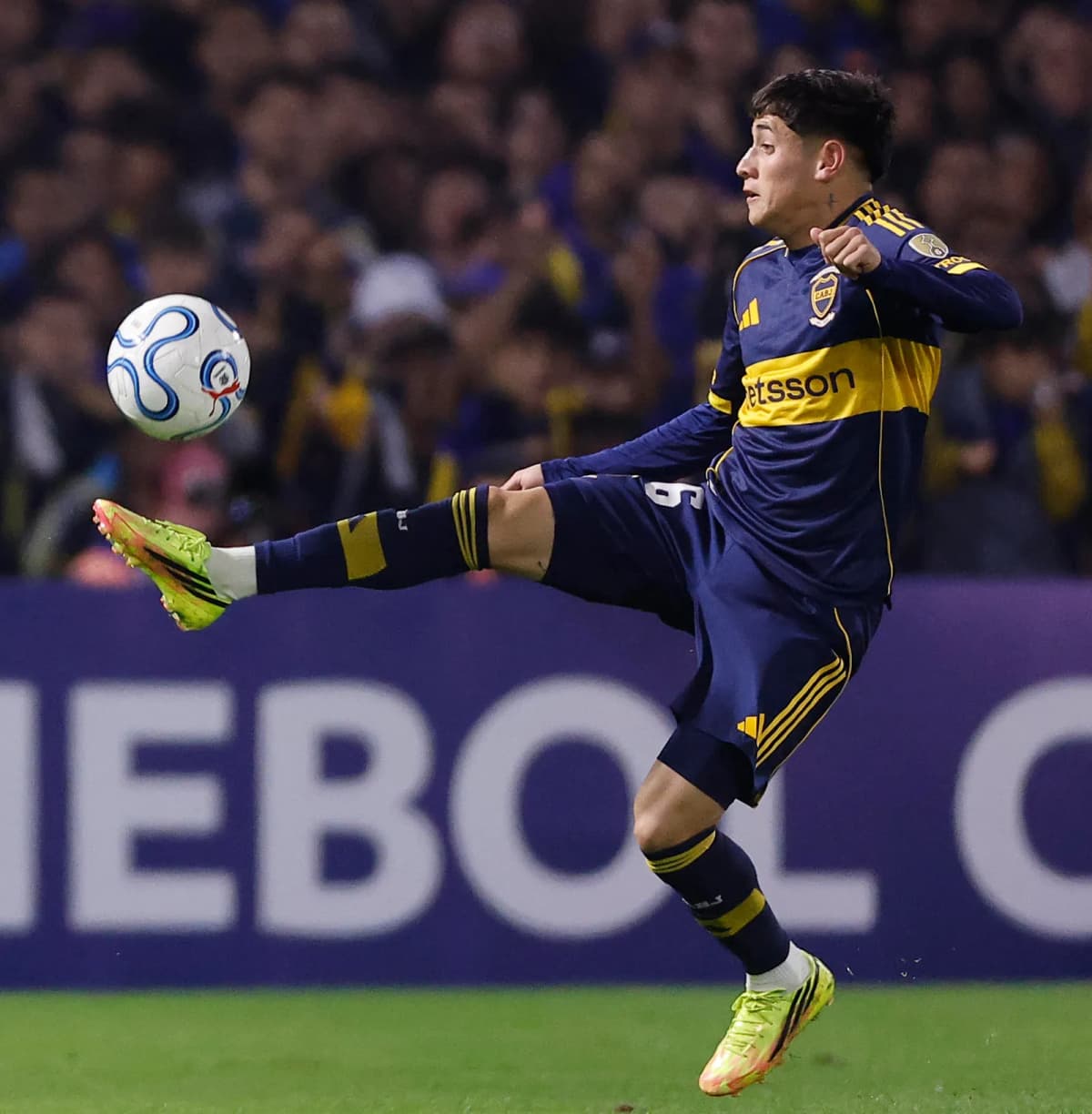 El argentino Tomás Aranda, mediapunta de Boca Juniors, durante su etapa de crecimiento en el fútbol argentino antes de sufrir una grave lesión.
