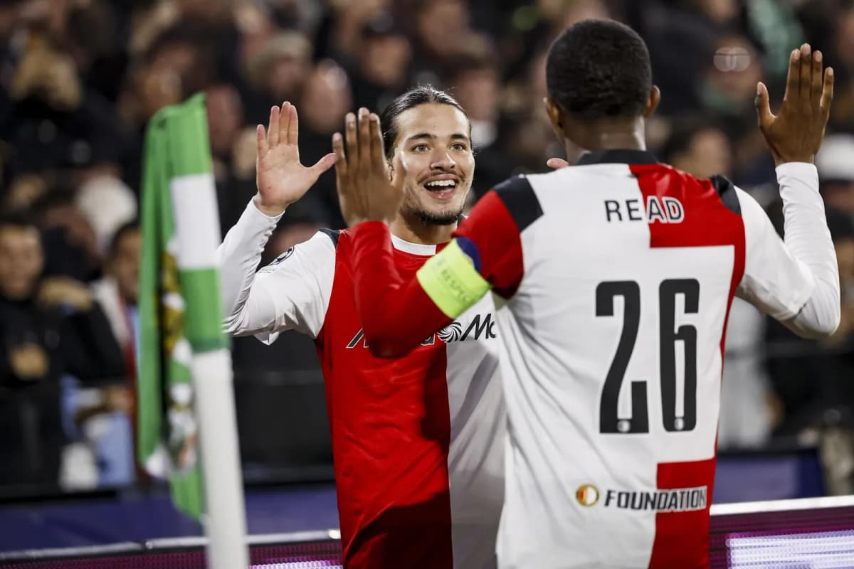 El jugador del Feyenoord Anis Hadj Moussa (I) celebra un gol, el 2-1, con su compañero Givairo Read durante el partido de la fase liga de la UEFA Champions…