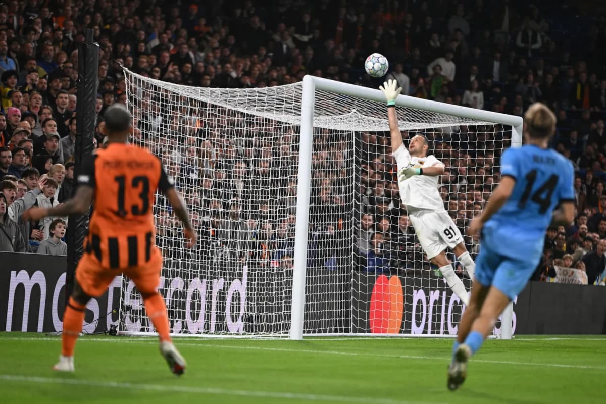 El portero Alberto Brignoli intenta detener un remate del Shakhtar Donetsk durante el partido frente al AEK de Atenas en Stamford Bridge.