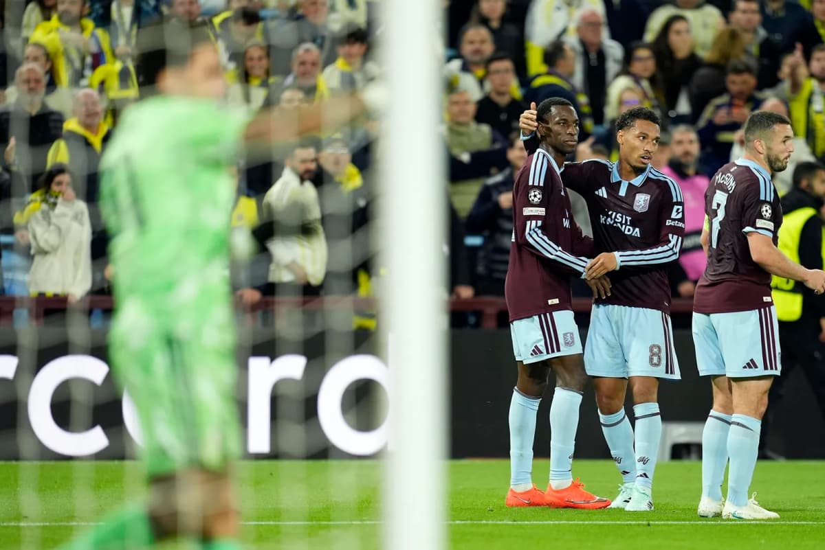 Los jugadores del Aston Villa celebran uno de los goles ante el Fenerbahce durante la goleada por 6-0 en la Liga de Campeones.