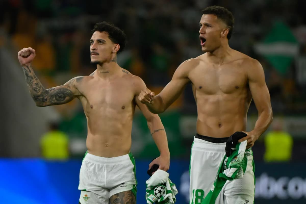 Los jugadores del Betis, el brasileño Antony y el colombiano Nelson Deossa, celebran el triunfo ante el Oporto en la Liga de Campeones.