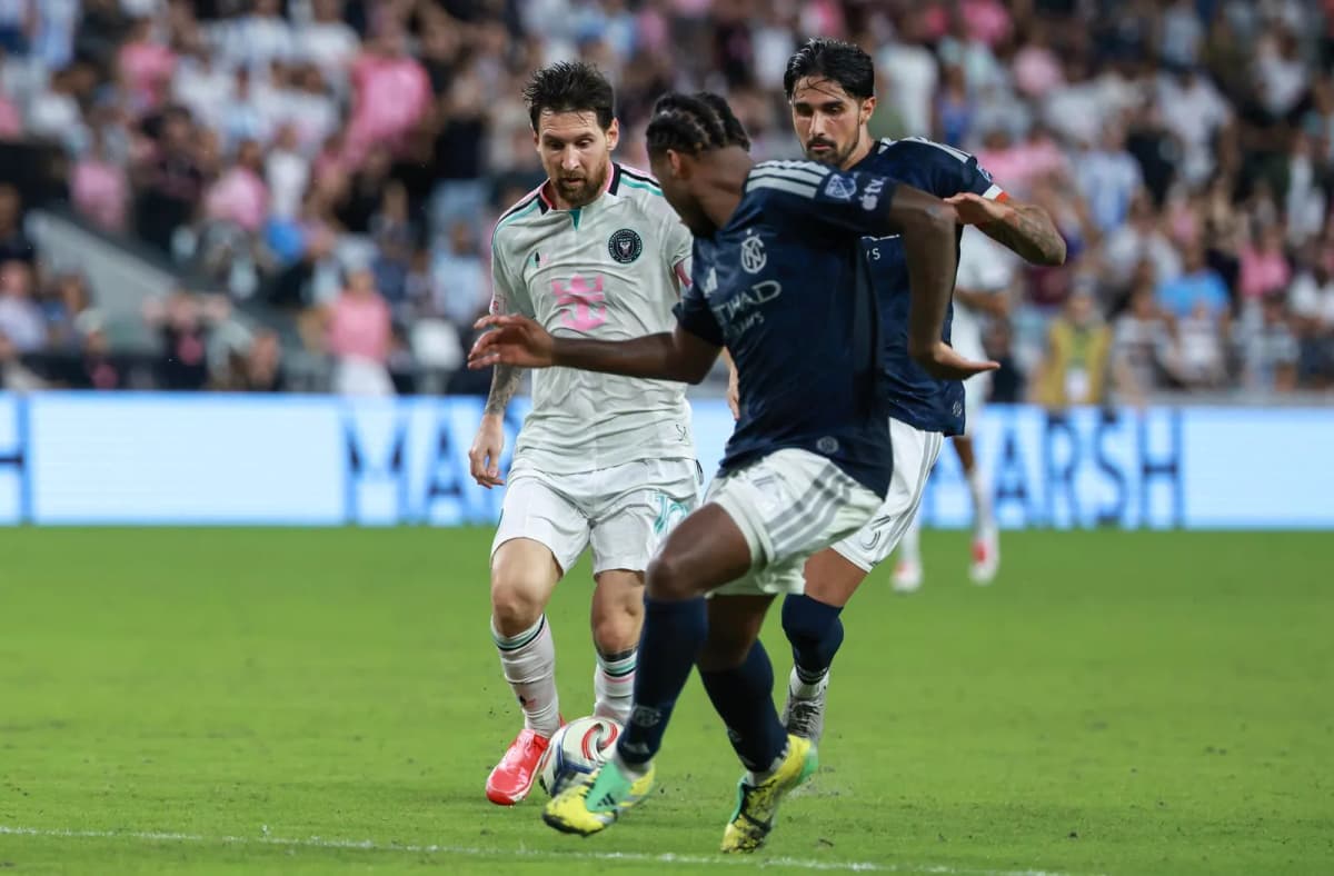 El Inter Miami clasifica a playoffs tras vencer al New York City FC; Lionel Messi controla el balón ante Tayvon Gray.
