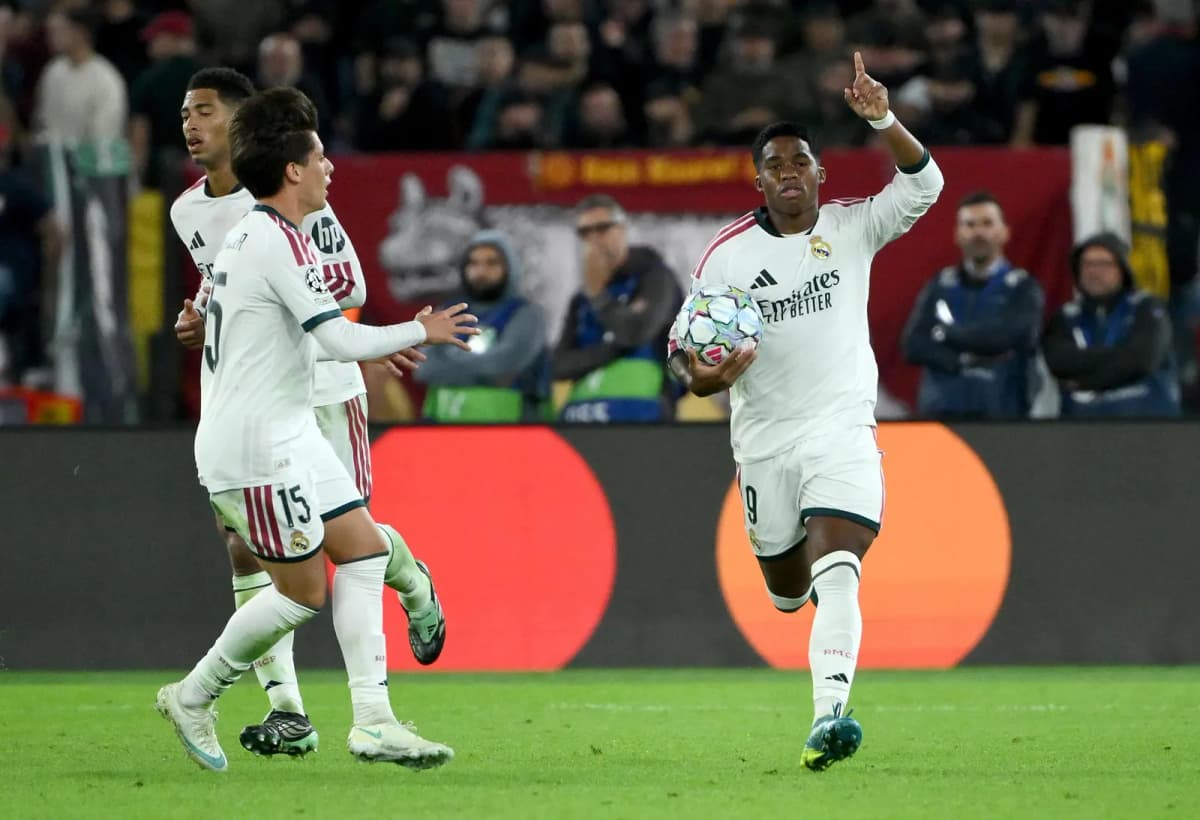 El brasileñpo Endrick, delantero del Real Madrid, celebra un tanto en el partido ante el Roma de la Liga de Campeones.