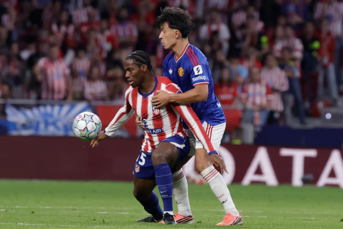 El delantero canadiense del Atlético de Madrid, Jonathan David (i), protege el balón ante el defensa argentino del Manchester United, Lisandro Martínez,…
