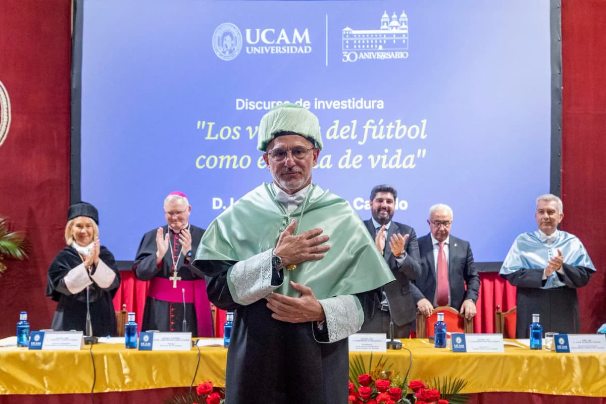 El seleccionador nacional de fútbol, Luis de la Fuente, durante un momento del acto de su investidura como Doctor Honoris Causa, este jueves en el Monasterio…