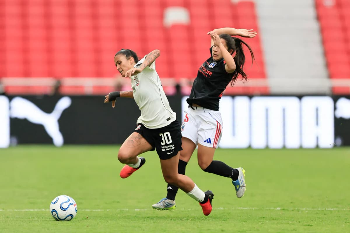 Jaqueline Ribeiro, del Corinthians brasileño, disputa un balón con Anais Álvarez, del Colo Colo chileno, durante la Copa Libertadores Femenina en Quito.