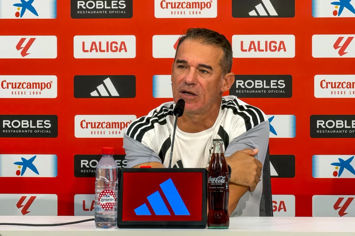 El entrenador del Sevilla FC, Luis García Plaza, durante la rueda de prensa celebrada este viernes en Sevilla, antes de su enfrentamiento liguero contra el…