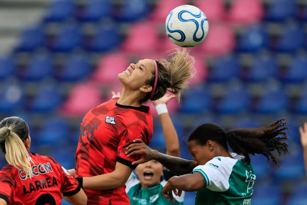 Deportivo Cali vs Libertad en la Copa Libertadores Femenina: la paraguaya Paola Genes cabecea el balón durante el encuentro disputado en Quito.