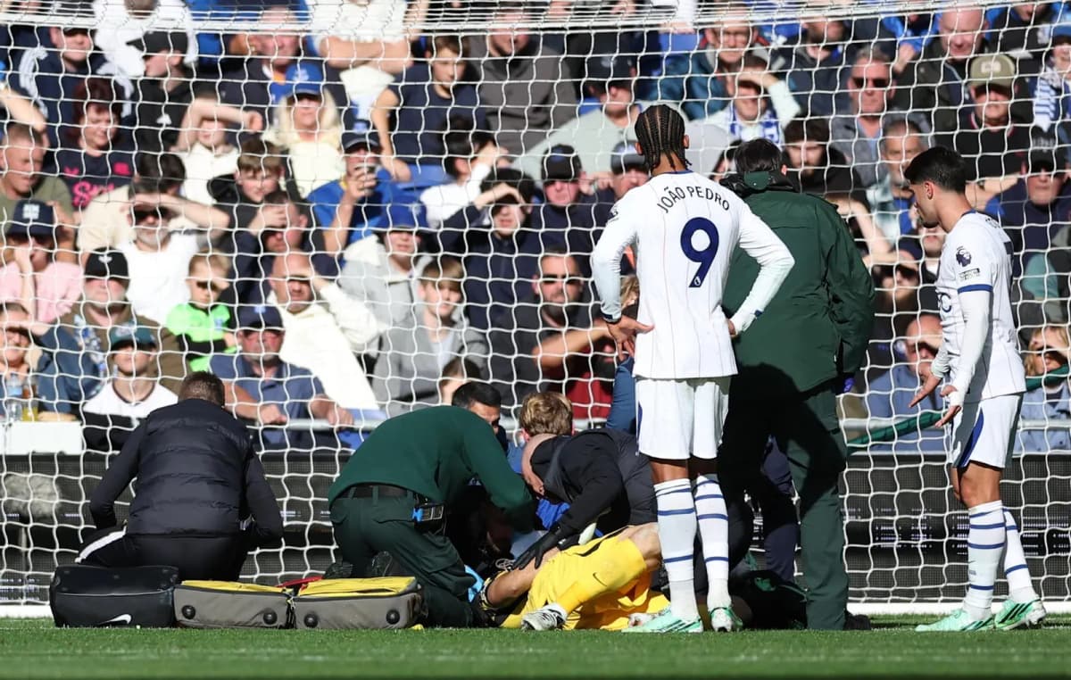 El portero argentino Emiliano Martínez del Chelsea recibe tratamiento durante el partido de la Premier League inglesa entre el Everton y el Chelsea, en…