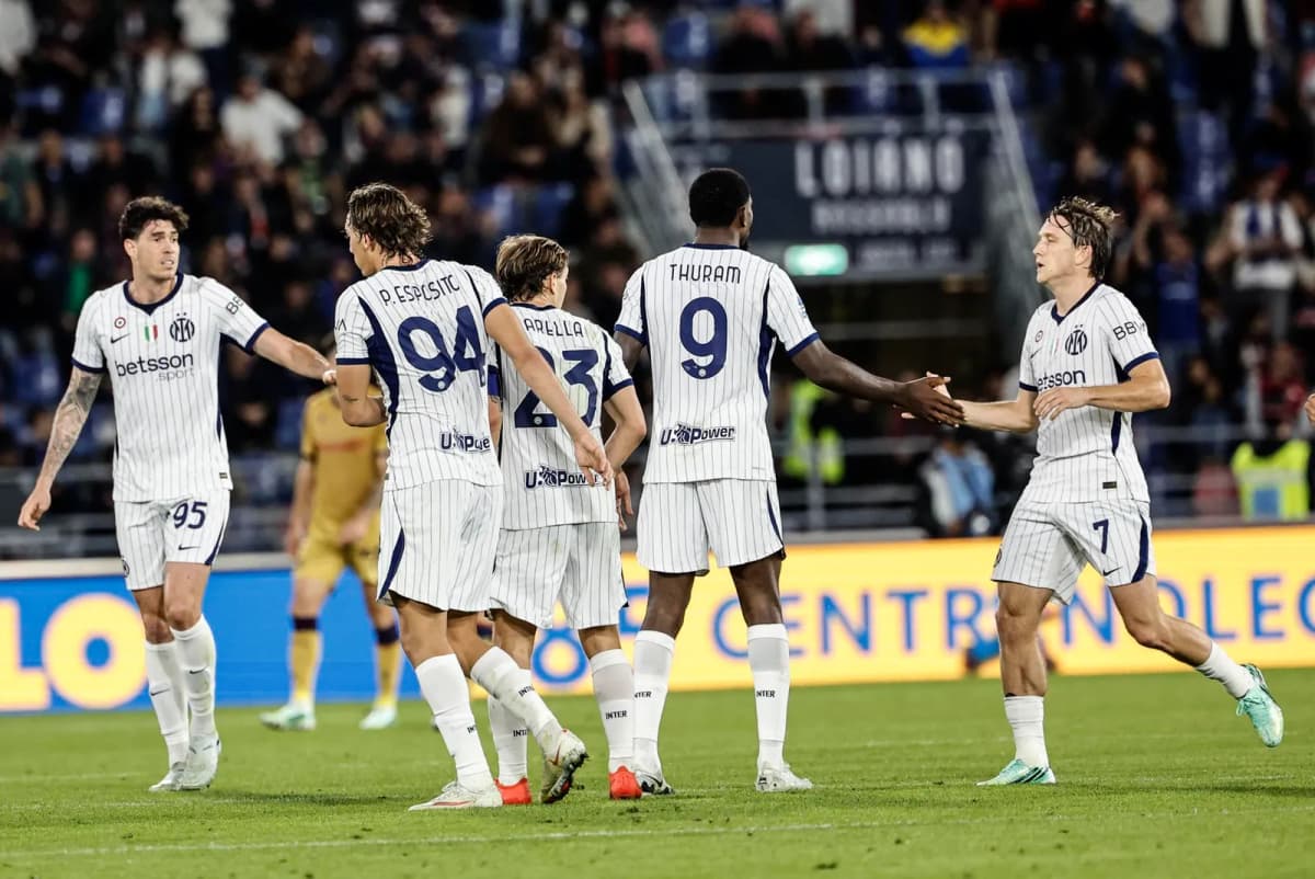 El jugador del Inter Marcus Thuram celebra un gol durante el partido de la Serie A que han jugado Bologna FC y FC Inter en el Renato Dall'Ara stadium de…