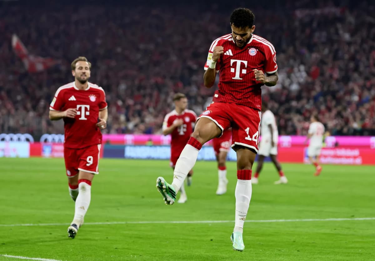 El extremo colombiano Luis Diaz celebra el 1-0 durante el partido de la Bundesliga que han jugado FC Bayern Munich y RB Leipzig en Múnich, Alemania.
