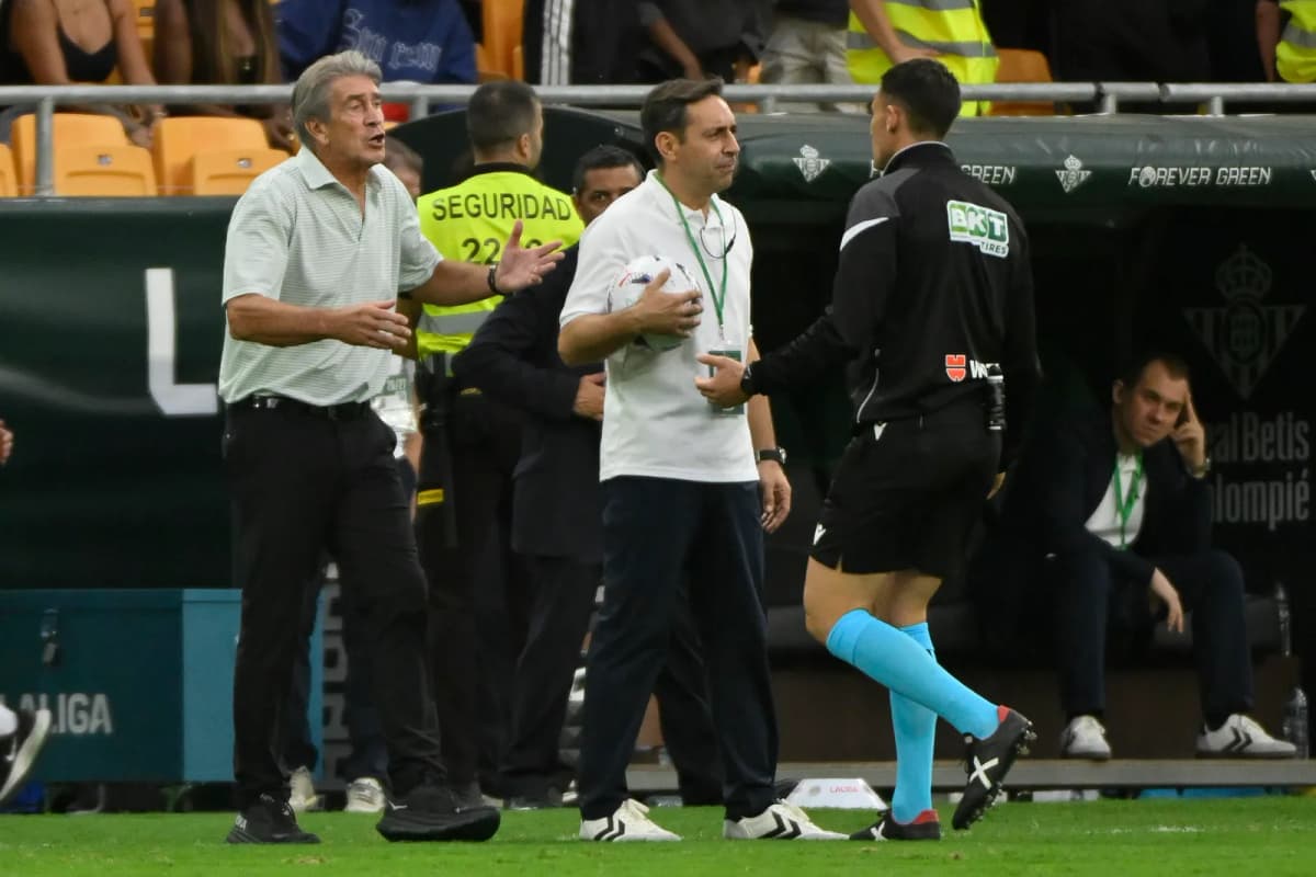 El entrenador del Betis Manuel Pellegrini (i) durante el partido de la jornada 9 de LaLiga entre Real Betis y FC Barcelona, en el estadio de La Cartuja, en…