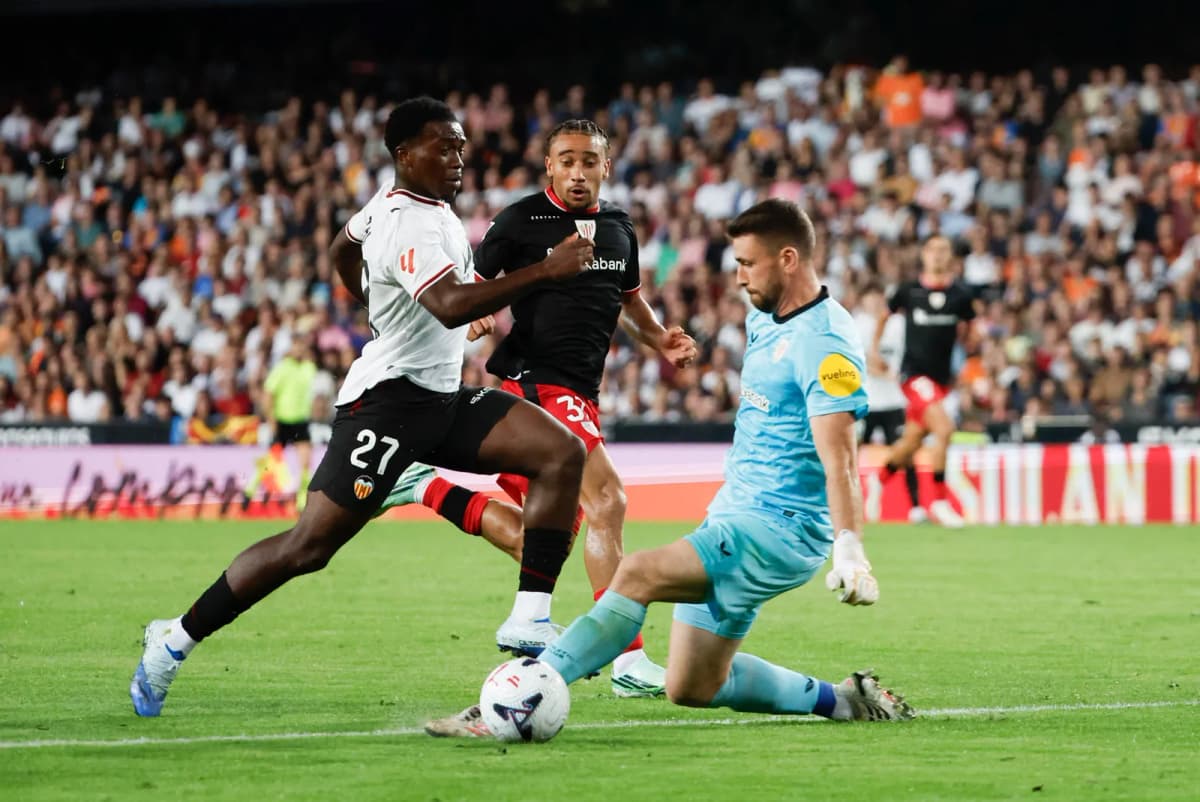 Empate entre Valencia y Athletic en Mestalla: futbolistas del Valencia y del Athletic Club disputan el balón en el 0-0.