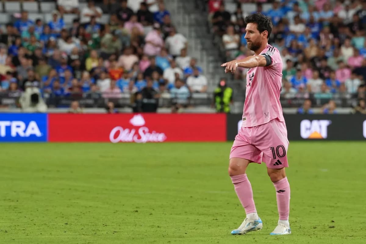 Lionel Messi entra al campo con el Inter Miami ante New York Red Bulls en una derrota 2-0 de la MLS.