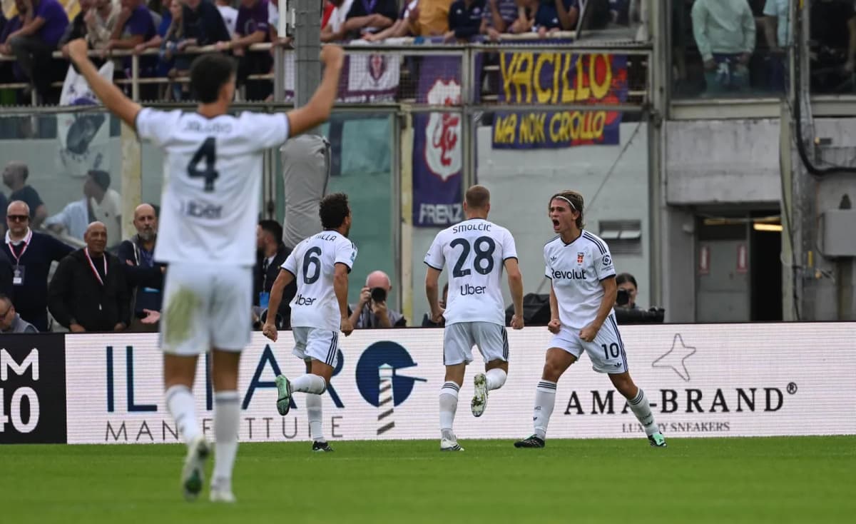 EL medio del Como Nico Paz celebra el 0-2 durante el partido de la Serie A que han jugado ACF Fiorentina y Como 1907 en el Artemio Franchi Stadium de…