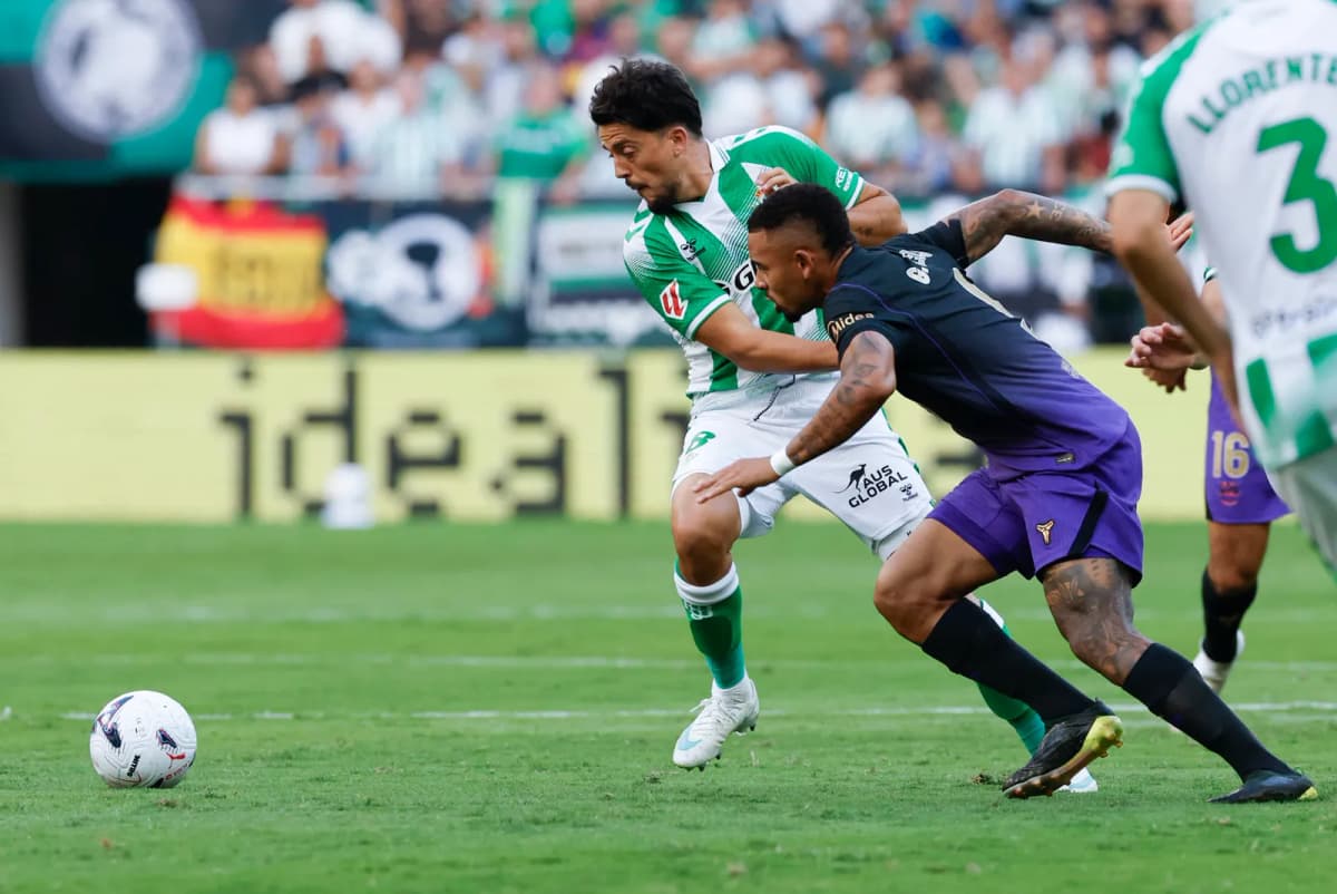 El español Eric Garcia y Jules Kounde, defensas del Barcelona, durante un partido de la Liga española.